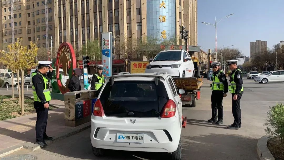 老年代步车无牌上路隐患多，交警严查整治行动效果如何？  第4张