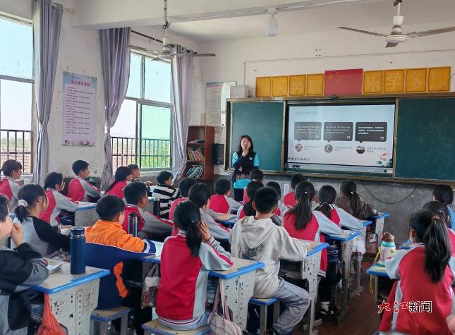 乡村小学惊现中医药奇妙世界！这场科普盛宴如何点燃孩子们的文化自信？  第2张