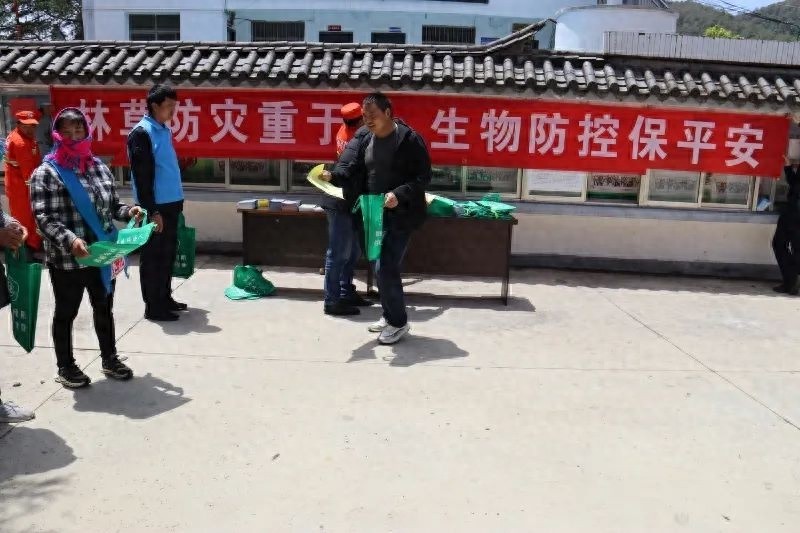 白路镇这场宣传活动，为何能让300多位群众争相领取防治手册？