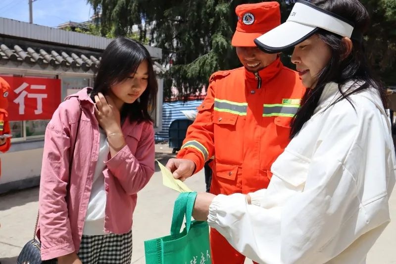 白路镇这场宣传活动，为何能让300多位群众争相领取防治手册？  第2张