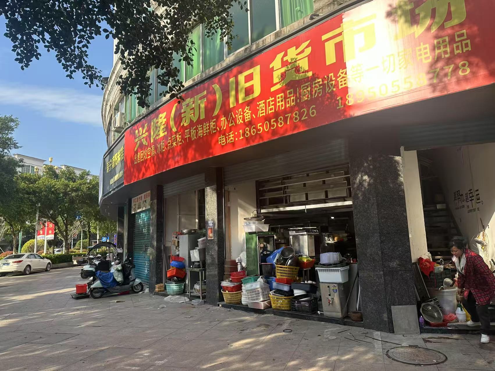 人行道变‘旧货市场’？东侨金玉良城居民苦不堪言，安全隐患何时解  第2张