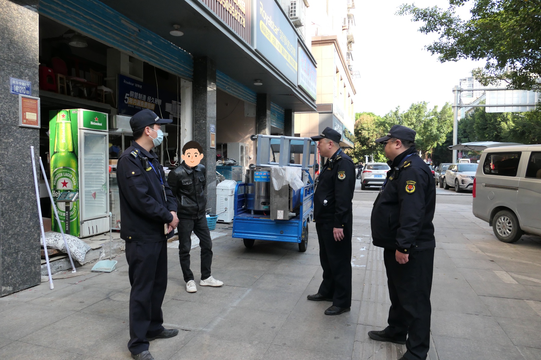 人行道变‘旧货市场’？东侨金玉良城居民苦不堪言，安全隐患何时解  第3张