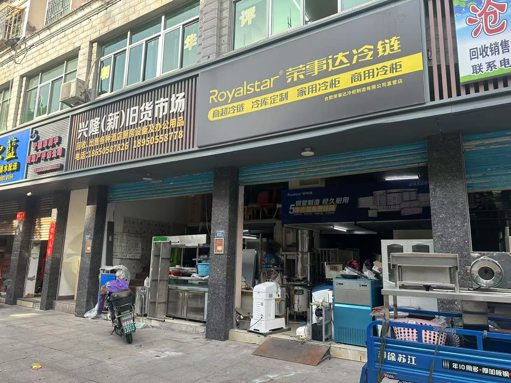 人行道变‘旧货市场’？东侨金玉良城居民苦不堪言，安全隐患何时解  第4张