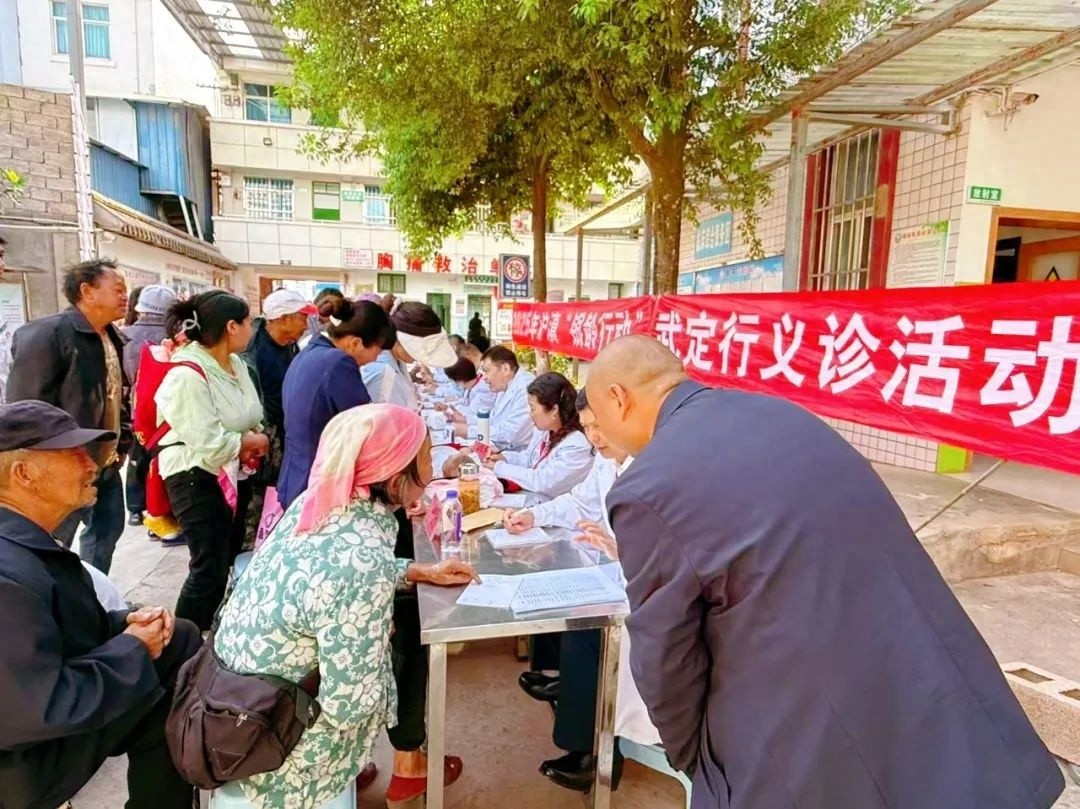 沪滇银龄行动义诊现场直击：专家团队如何为偏远山区居民带来健康福音？