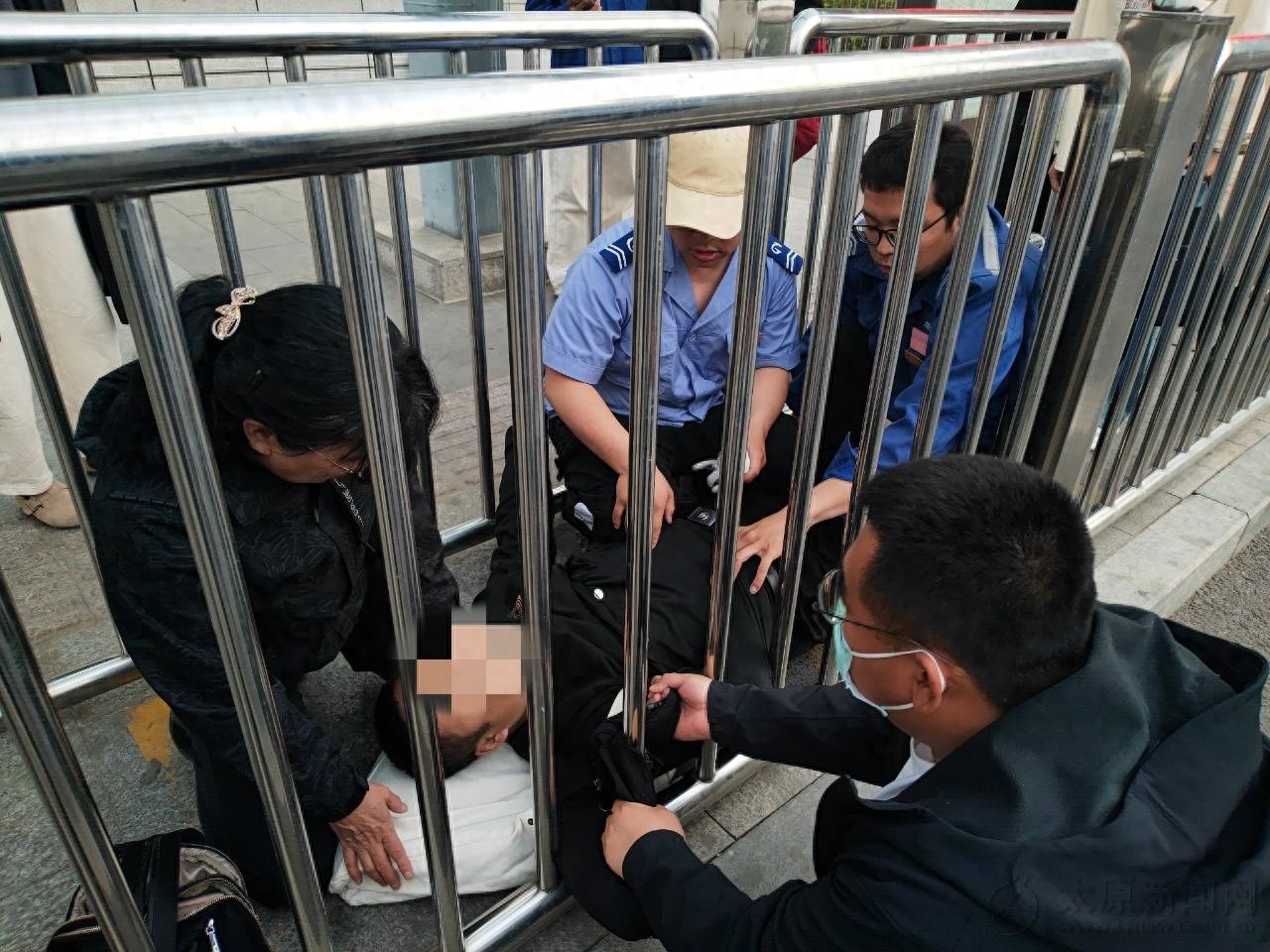 太原南站惊魂一刻！三名公交司机联手救人，生死三分钟震撼全城