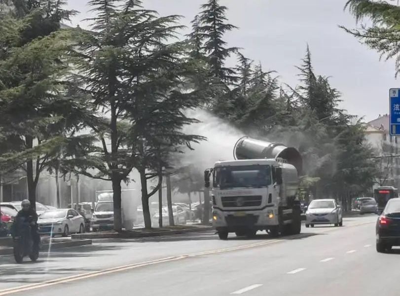 沙尘暴来袭！我市15台洒水车每日5次作业，空气质量能改善吗？  第2张