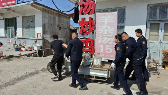 233国道改造施工，商户违规广告牌隐患重重！大庄中队如何破解这一难题？  第2张
