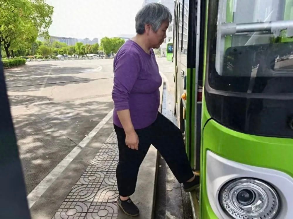 县交投公交公司打造15路、17路敬老爱老示范线，老年乘客出行更温馨更安心