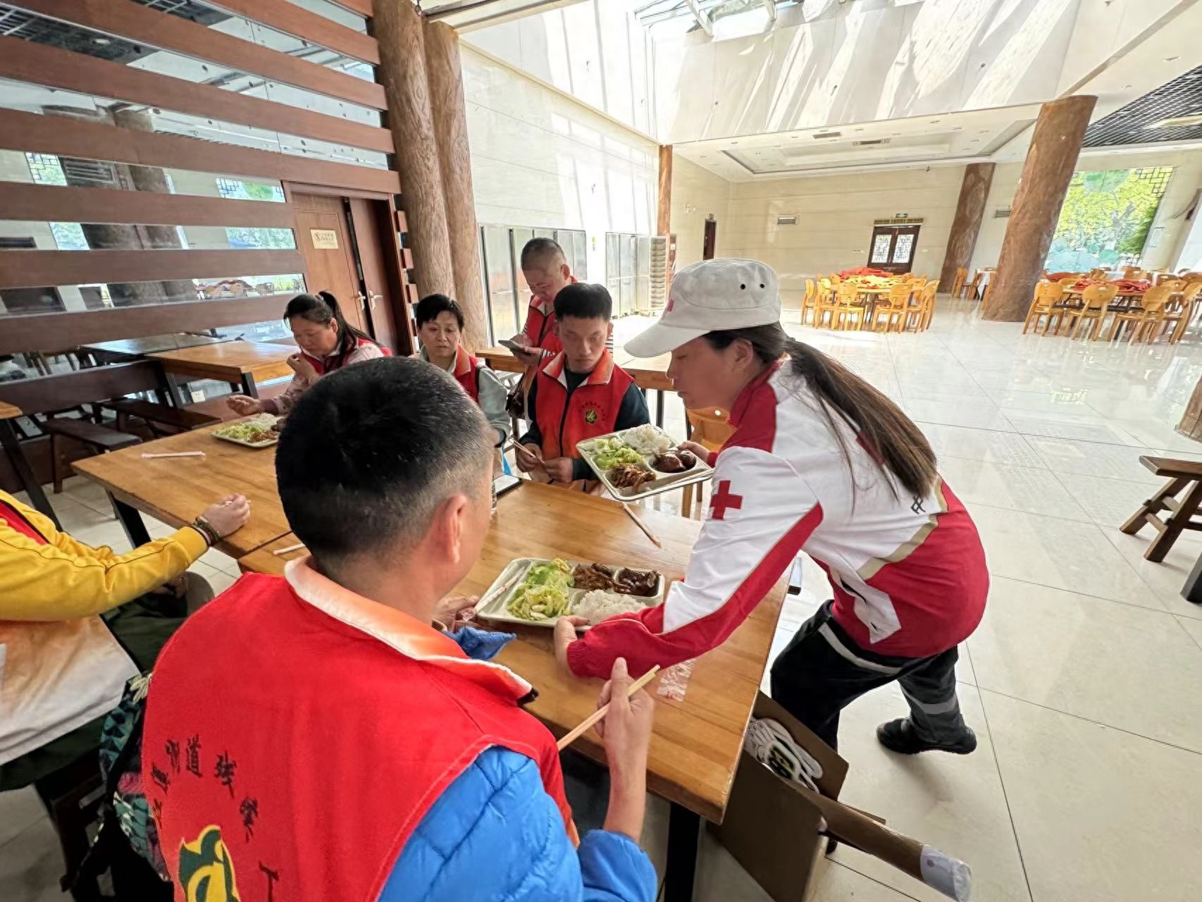 30名残疾人春日畅游淹城乐园，你可知他们脸上的笑容有多灿烂？