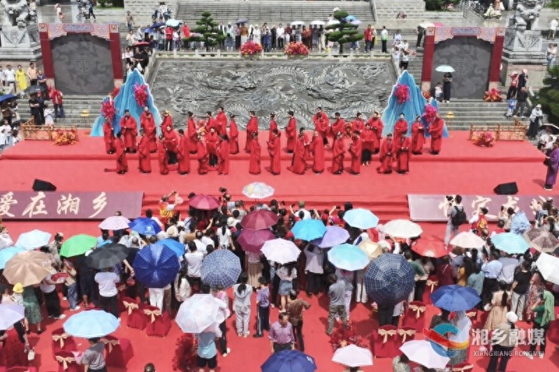 5月17日蒋琬广场集体婚礼超浪漫！15对新人如何演绎华夏礼仪之美？
