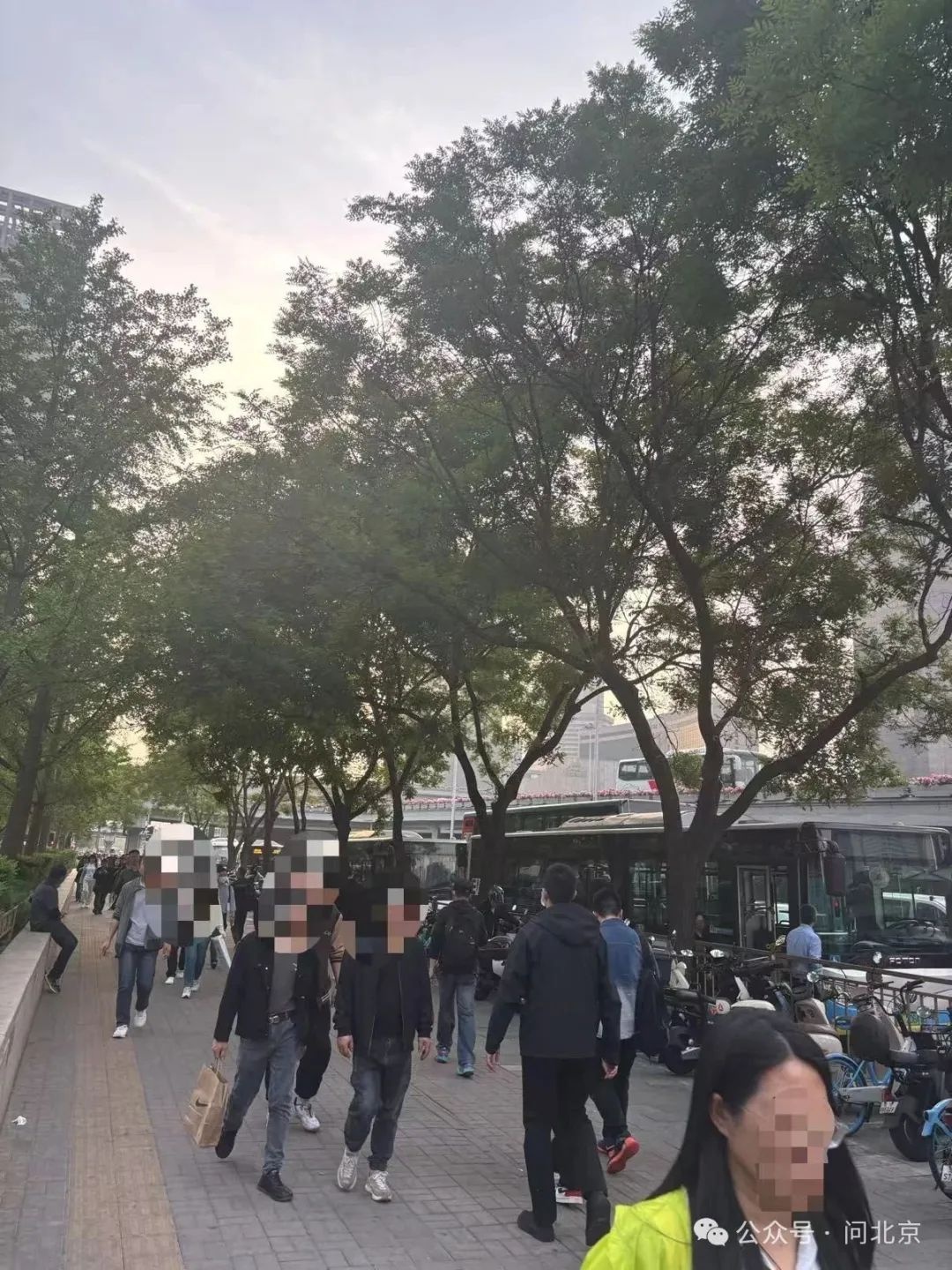 工作近20年的王先生竟反映！大北窑东交通秩序为何如此混乱？  第3张