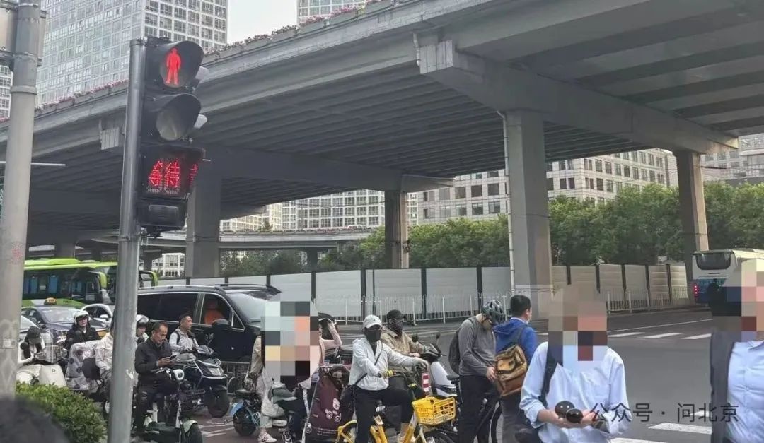 工作近20年的王先生竟反映！大北窑东交通秩序为何如此混乱？  第4张