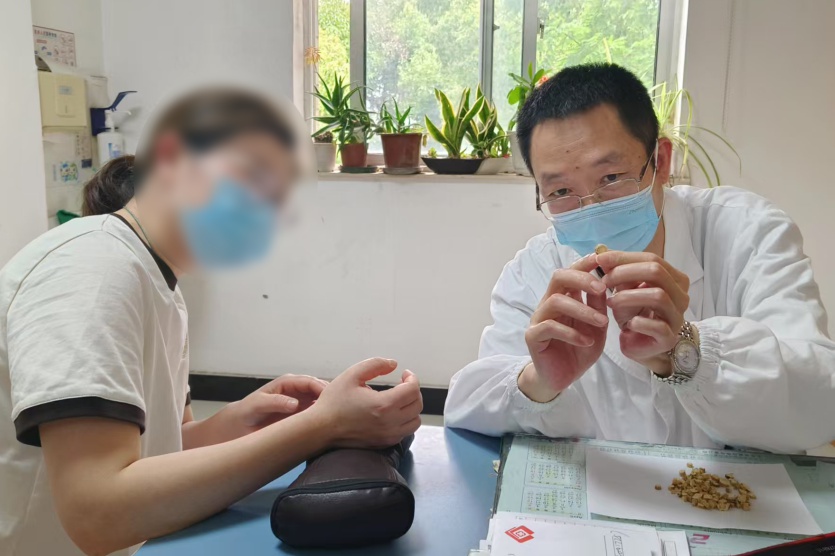 一周获两面锦旗！超80面锦旗见证！金医生是如何妙手回春的？  第3张