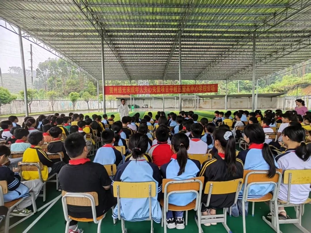 3岁失双臂却用脚练出好字，他的励志故事有多燃？贺州近500名学生被触动