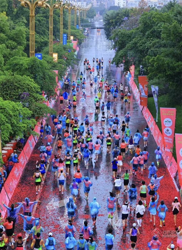 全球近25000名跑者齐聚弥勒！这场马拉松赛究竟有多震撼？  第3张