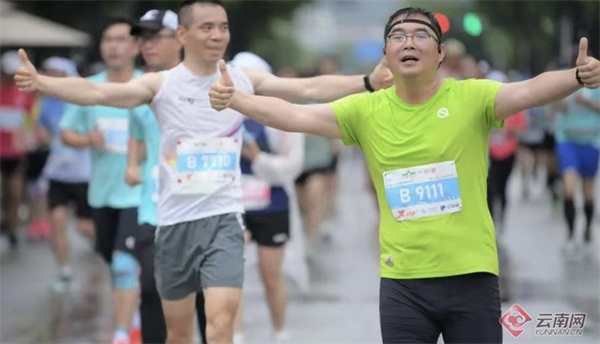全球近25000名跑者齐聚弥勒！这场马拉松赛究竟有多震撼？  第4张