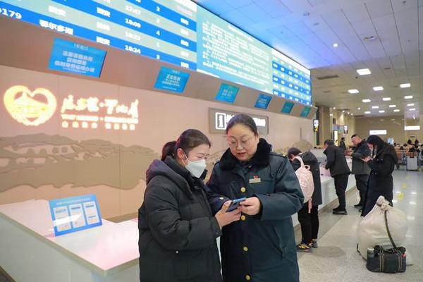 32年春运坚守，即将退休的她为何对岗位如此不舍？揭秘秦绍红的铁路人生  第2张
