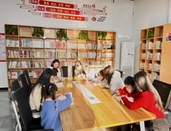 寒假孩子看管难？韩城政务服务站小课堂让家长安心上班  第1张