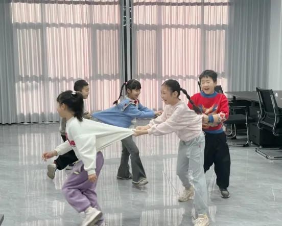 寒假孩子看管难？韩城政务服务站小课堂让家长安心上班  第2张