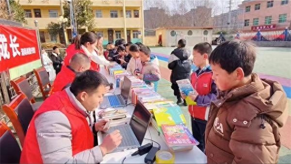 洛南县图书馆竟然把图书馆搬到镇上！张大爷和老伴的喜悦你也能体验吗？