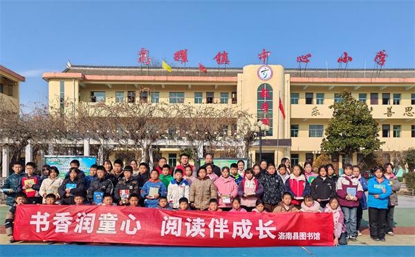 洛南县图书馆竟然把图书馆搬到镇上!张大爷和老伴的喜悦你也能体验吗? 第3张 洛南县图书馆竟然把图书馆搬到镇上!张大爷和老伴的喜悦你也能体验吗? 第3张