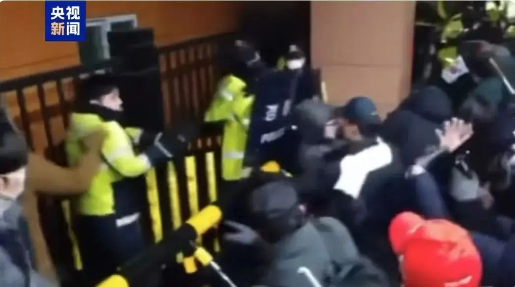 韩国总统尹锡悦成首位被拘留调查的现任总统！支持者为何疯狂砸碎法院玻璃？  第2张