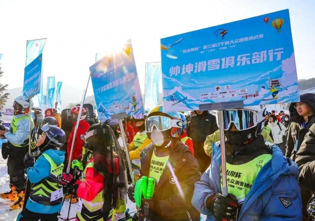 14岁滑雪小将张壹童的成长之路：三年磨一剑，她如何在滑雪赛场上崭露头角？  第1张