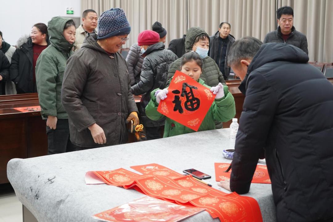 新春送福送春联，八面乡的村民们为何笑得如此灿烂？  第2张