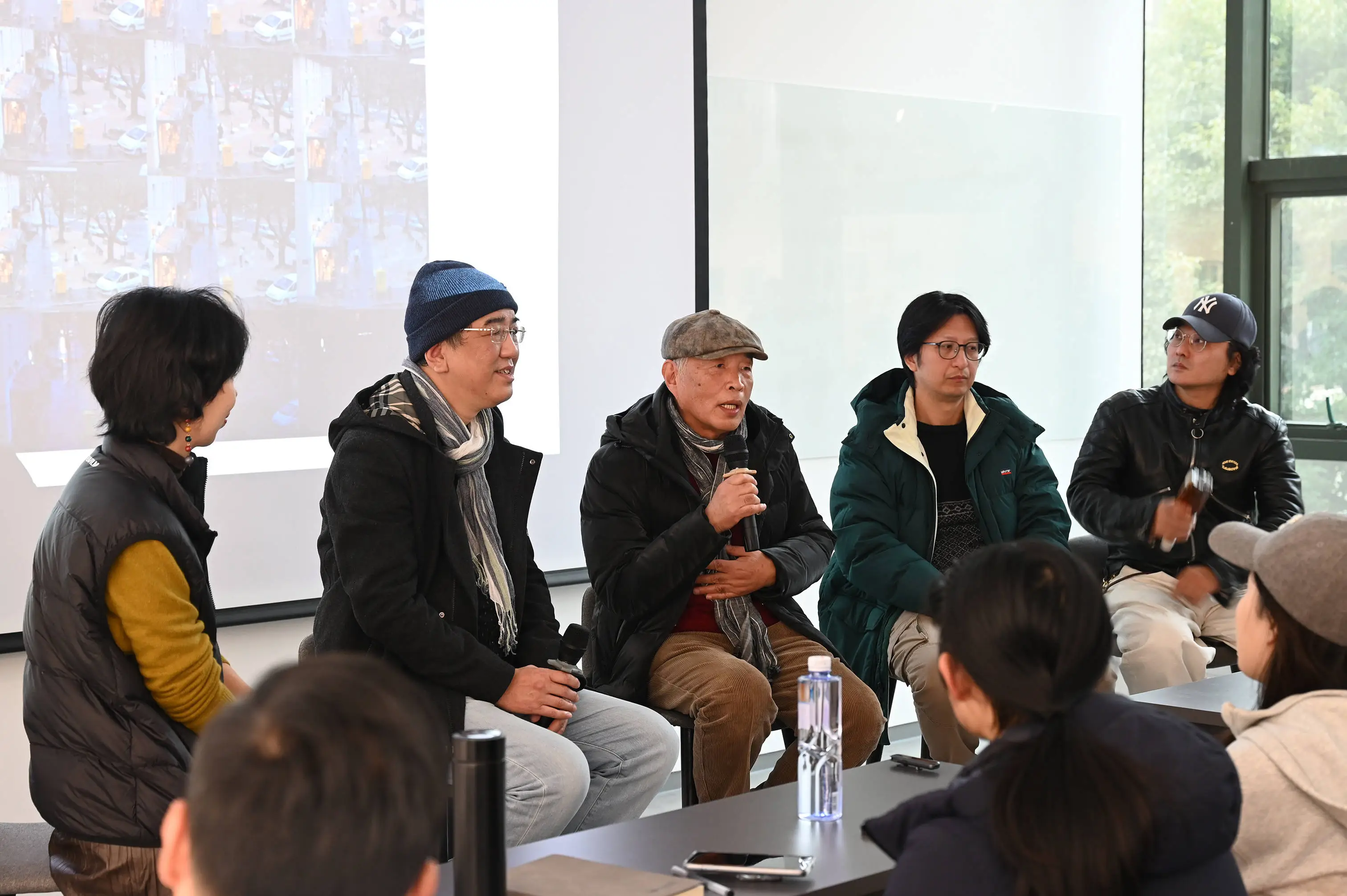 上海摄影师陆元敏如何在法国旅馆阳台上捕捉到侯麦电影般的瞬间？