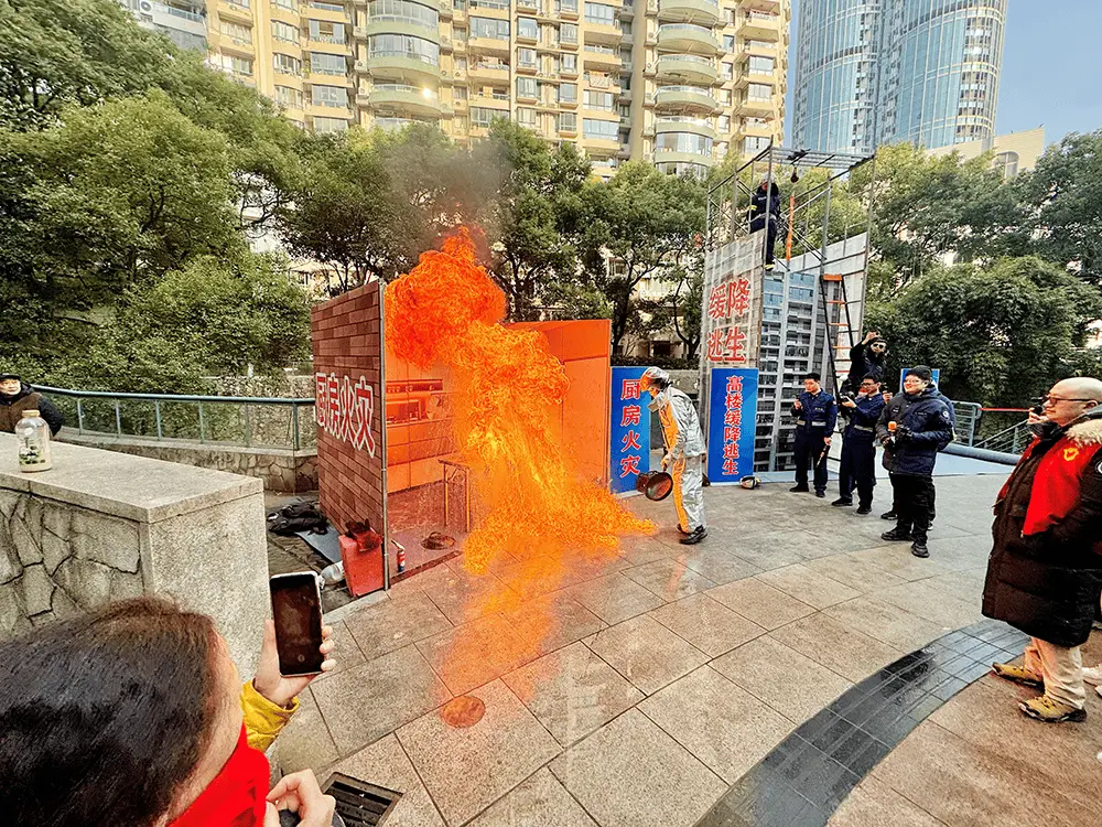 惊险！上海消防员现场演示厨房火灾，你家的灭火方法可能都是错的  第1张