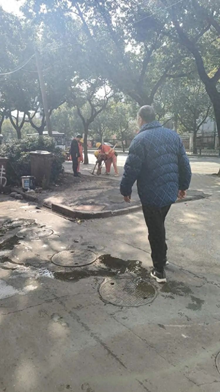 污水井变粪水井！周东路商铺门口为何频频冒粪水？市民苦不堪言  第1张