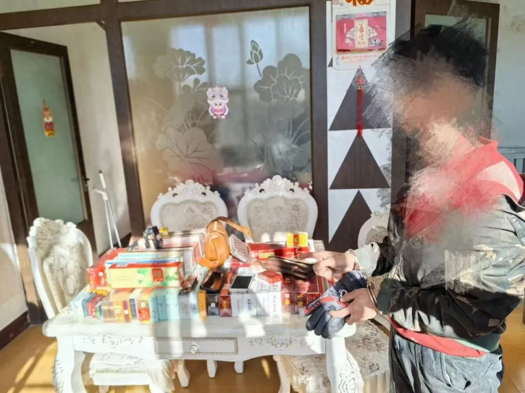 超市深夜遭劫，神秘黑衣男子竟是惯犯！警方如何迅速破案？  第1张