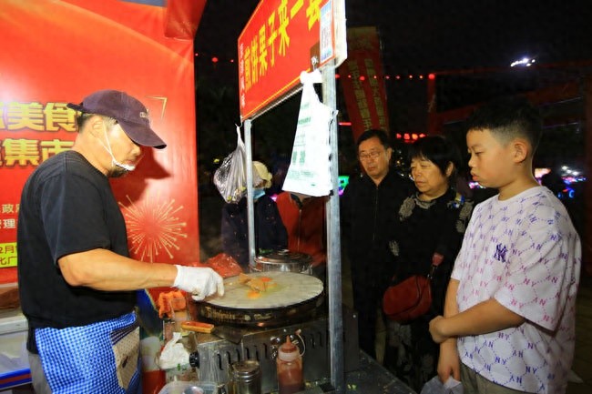 儋州年货集市开市首日，煎饼果子老板为何忙得不可开交？1000份煎饼果子1小时售罄  第1张
