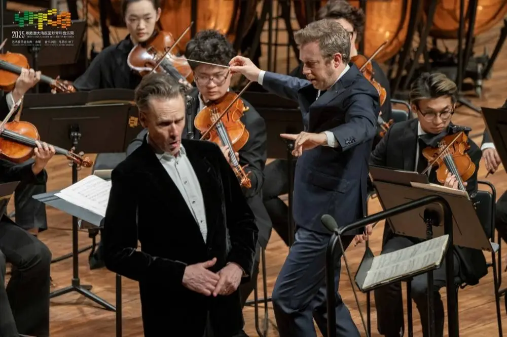 伊恩·博斯特里奇如何用古典音乐打破世界疏离？2025粤港澳大湾区音乐周震撼上演  第2张