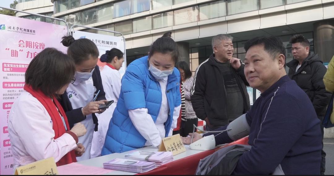 郴州福火爆亮相！湘南学院附属医院新春送福活动亮点纷呈，你参与了吗？  第3张