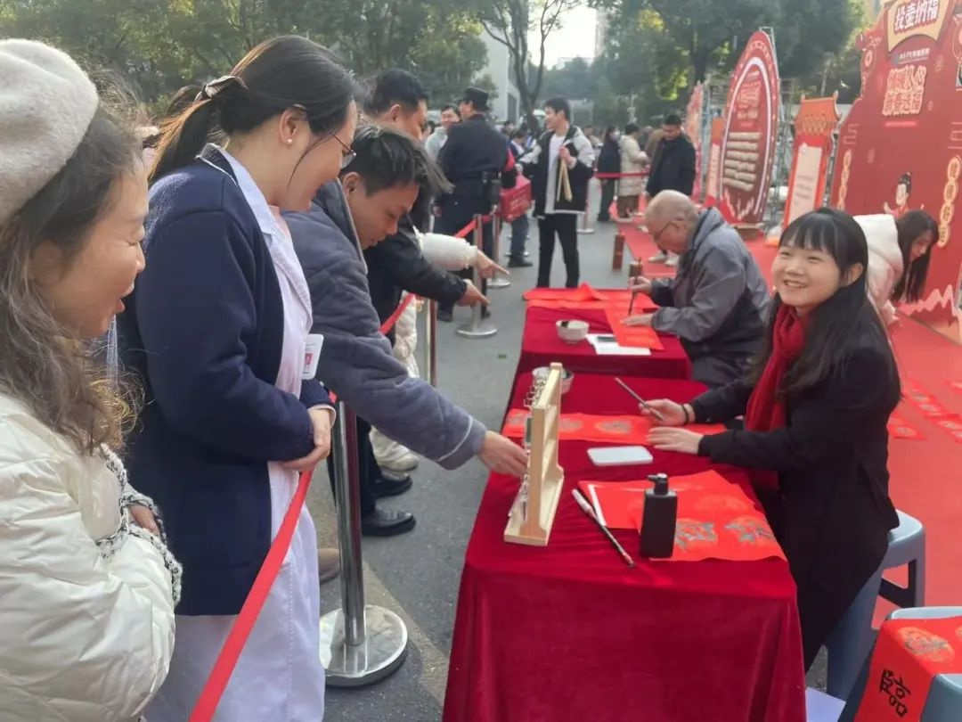 郴州福火爆亮相！湘南学院附属医院新春送福活动亮点纷呈，你参与了吗？  第5张