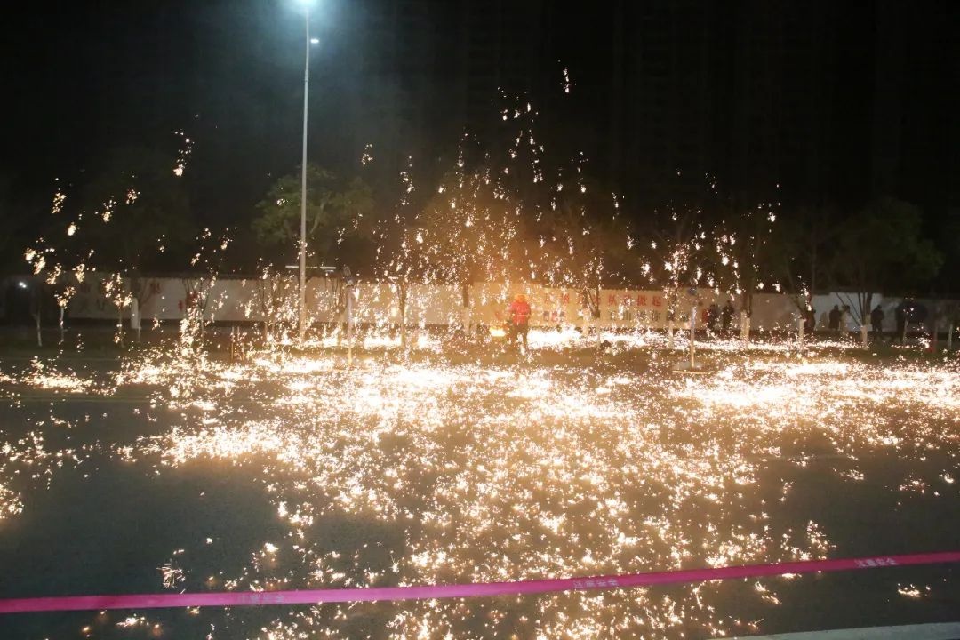 1600度铁水绽放夜空！非遗打铁花如何成为新春最耀眼的视觉盛宴？