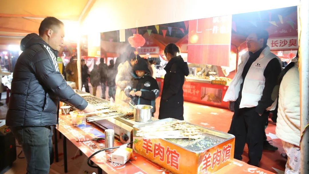 1600度铁水绽放夜空！非遗打铁花如何成为新春最耀眼的视觉盛宴？  第3张