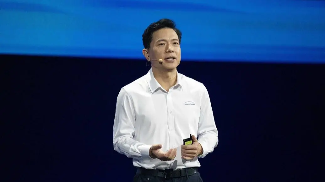 李彦宏揭秘：开源文心大模型如何引领AI革命，你准备好迎接未来了吗？