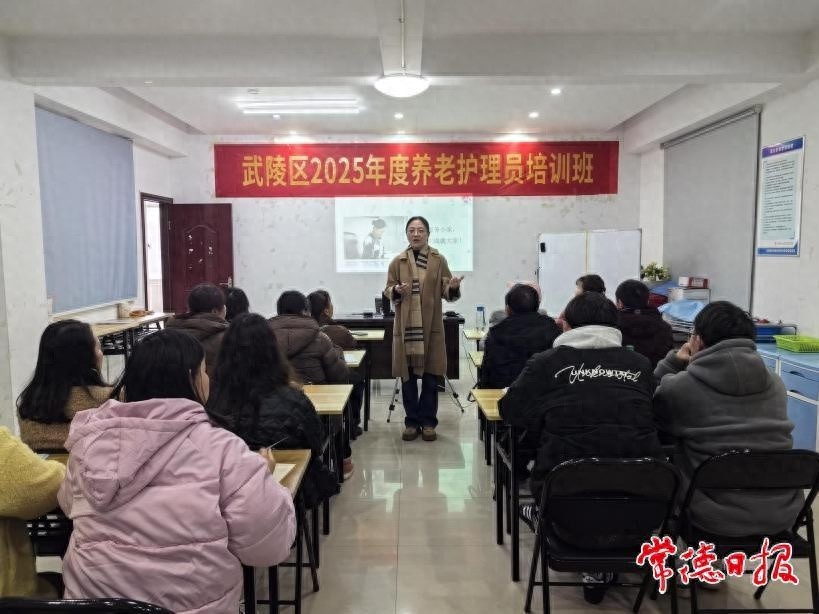 养老护理也能拿高工资？00后年轻人加入，职业前景大揭秘