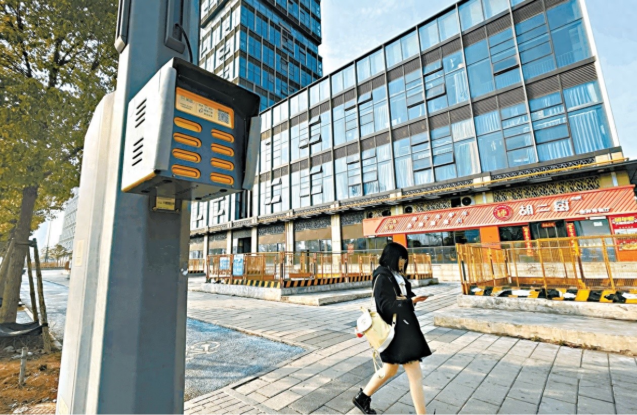 电杆也能借充电宝？光谷中心城创新便民服务太贴心了  第1张