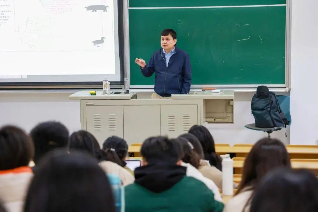 张文宏教授新课程为何如此受欢迎？揭秘医学教育的革新之路