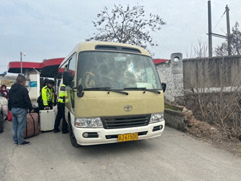 农民工返岗路上遭遇无良司机，执法人员如何暖心护航？