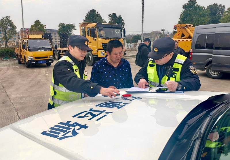 农民工返岗路上遭遇无良司机，执法人员如何暖心护航？  第2张