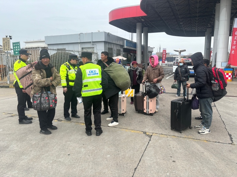 农民工返岗路上遭遇无良司机，执法人员如何暖心护航？  第3张