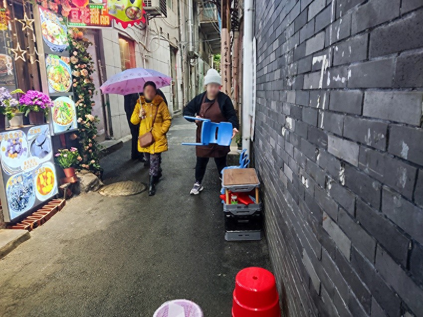 黄竹巷的网红之路，为何被占道经营绊住了脚步？