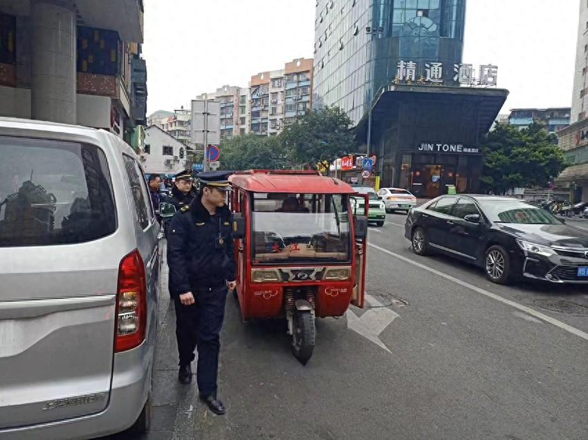 春节期间青云路三轮车占道现象再起，执法人员的坚守能否还路于民？
