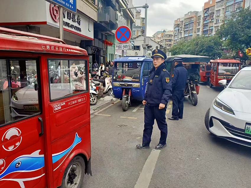 春节期间青云路三轮车占道现象再起，执法人员的坚守能否还路于民？  第2张