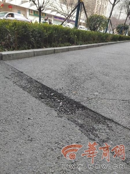 西安尚德路人行道地砖破损严重，市民出行难！谁来管？  第1张