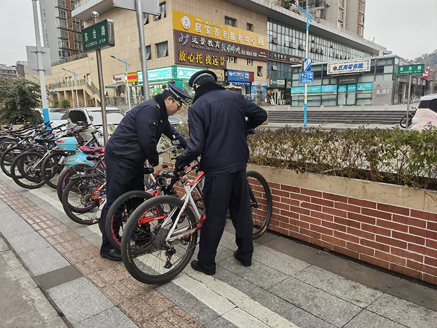 开学首日，城中区执法局如何守护学生安全？真相让人惊叹  第2张